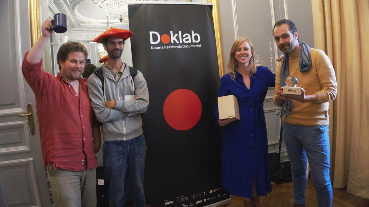 Imagen de los ganadores de Doklab Navarra, Pedro Ayose (con la txapela) y Filipe Araujo, 1º por la derecha.