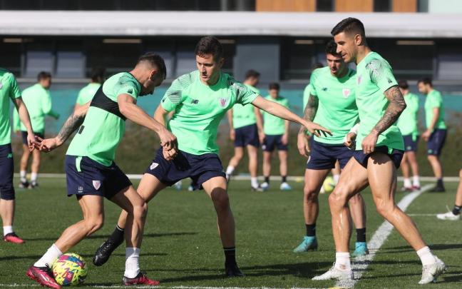Ander Herrera participa en un rondo junto a sus compañeros.