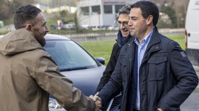 El consejero socialista de Vivienda, Denis Itxaso, y el lehendakari Pradales, dándose la mano este lunes en Tolosa
