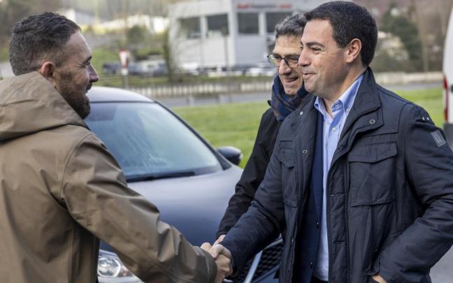 El consejero socialista de Vivienda, Denis Itxaso, y el lehendakari Pradales, dándose la mano este lunes en Tolosa