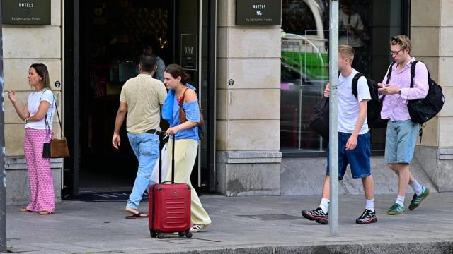 Varios turistas caminan por las calles de Bilbao.