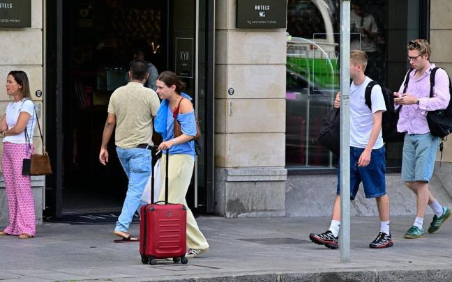 Varios turistas caminan por las calles de Bilbao.