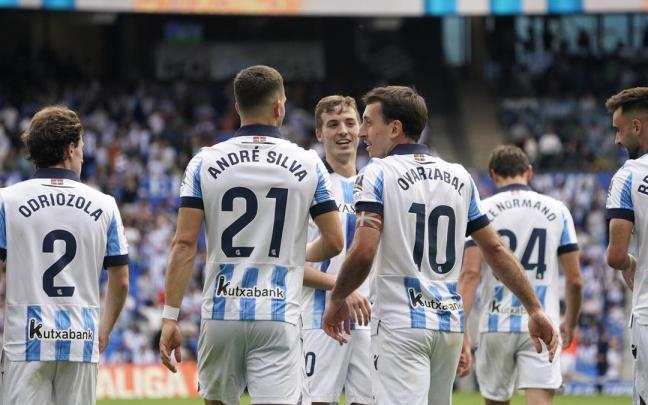 Los jugadores de la Real Sociedad celebran el primer logrado ante Las Palmas. / RUBEN PLAZA