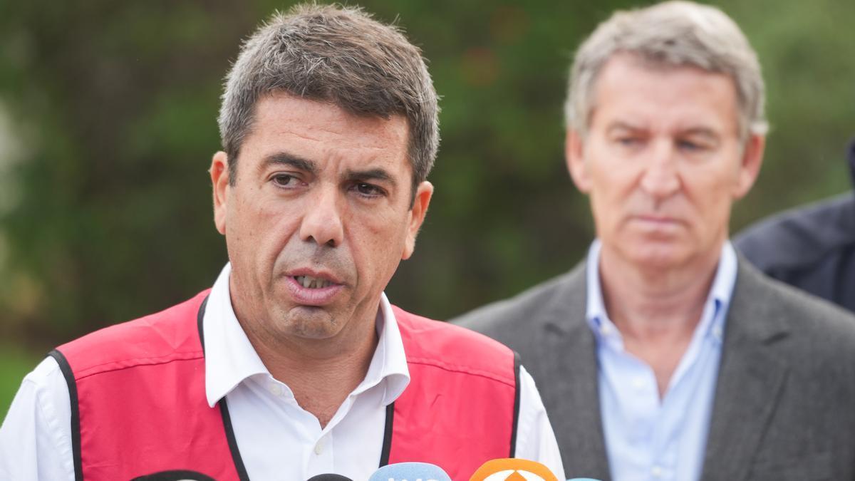El presidente de la Generalitat Valenciana, Carlos Mazón (i) y el presidente del Partido Popular, Alberto Núñez Feijóo (d)