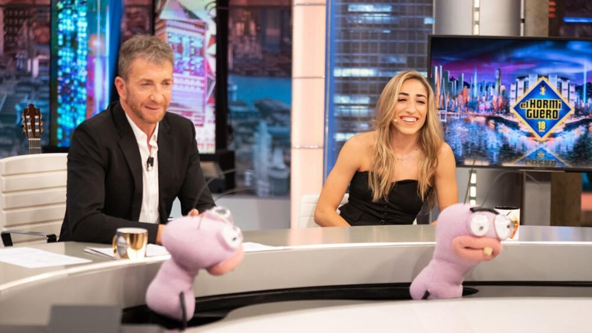 Olga Carmona, junto a Pablo Motos en ‘El Hormiguero’.