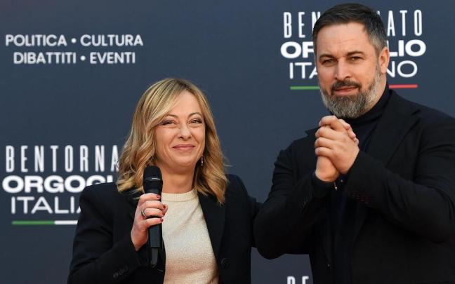 Abascal junto a Meloni en la convención del partido de la primera ministra italiana.