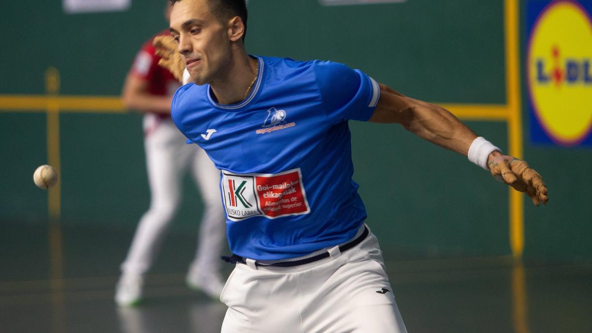 Joanes Bakaikoa gana su primer punto de la liguilla de cuartos de final del Cuatro y Medio ante Javier Zabala en Lekunberri.