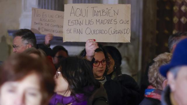 Un grupo de personas muestra su apoyo a Juana Rivas. / EP Un grupo de personas muestra su apoyo a Juana Rivas.