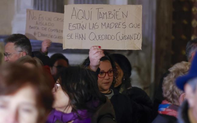 Un grupo de personas muestra su apoyo a Juana Rivas.