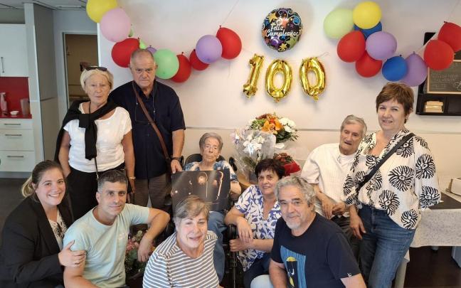 Mertxe Aristegi, con algunos de sus sobrinos.