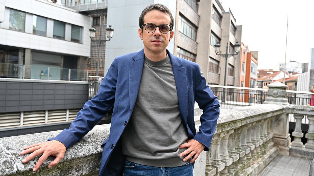Pello Otxandiano posa en Bilbao durante la entrevista.