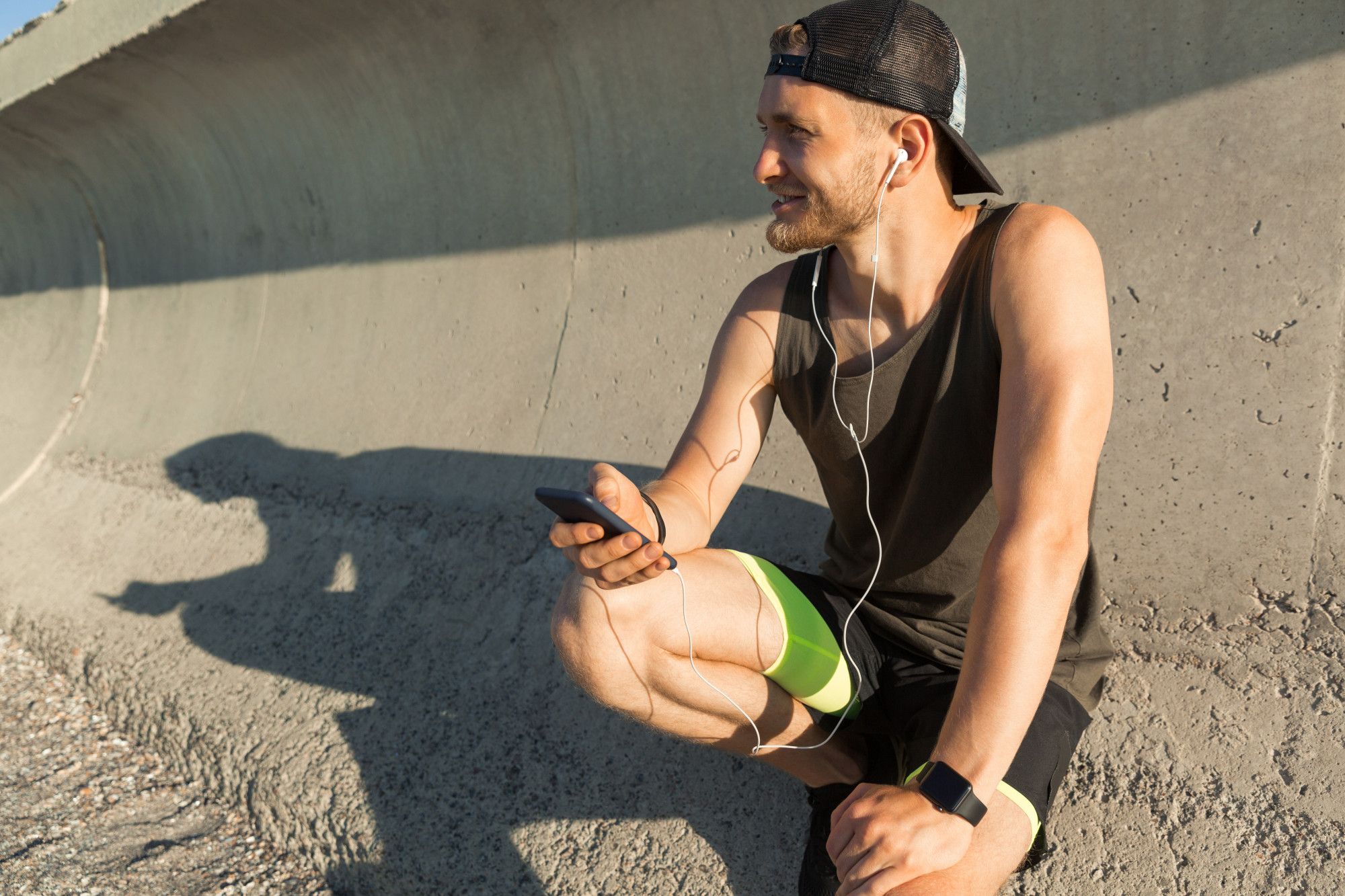 Un hombre practica deporte con la visera colocada hacia atrás.