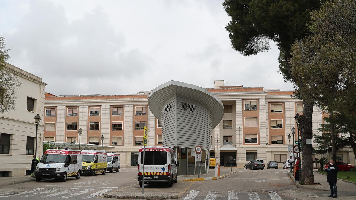 Ambulancias frente al Hospital General Universitario de Valencia.