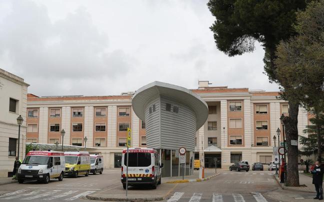 Ambulancias frente al Hospital General Universitario de Valencia.