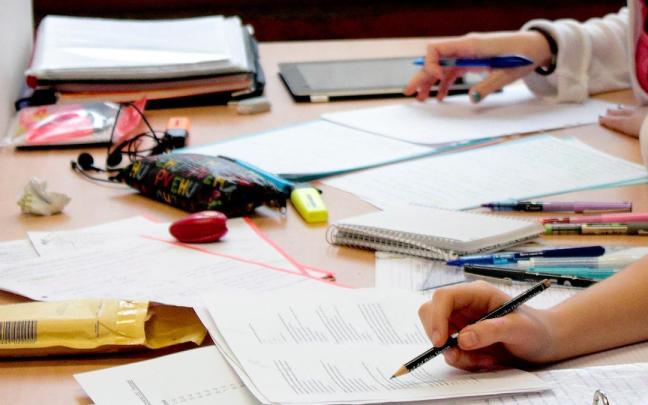 Universitarios en una aula de estudios.