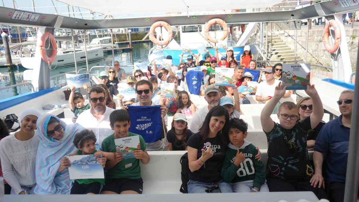 El encuentro en la bahía de Donostia adquirió un marcado carácter solidario con la participación de más de una treintena de familias.