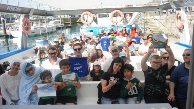El encuentro en la bahía de Donostia adquirió un marcado carácter solidario con la participación de más de una treintena de familias.