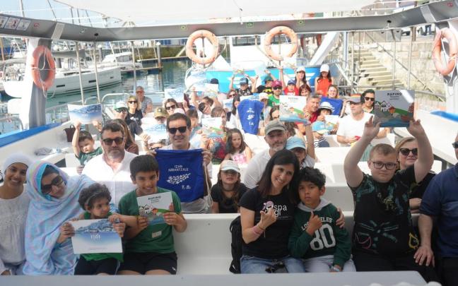 El encuentro en la bahía de Donostia adquirió un marcado carácter solidario con la participación de más de una treintena de familias.