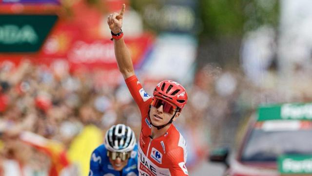 Pogacar celebra la victoria de su tercera etapa en lo que va de Vuelta.