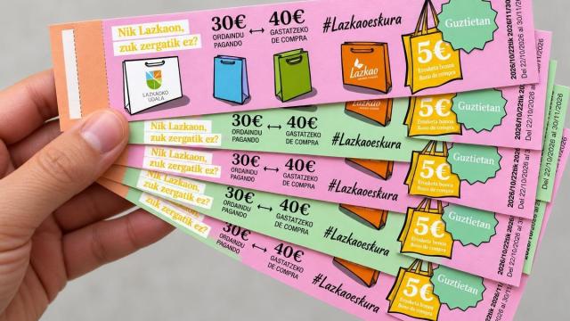 Cada unidad incluye ocho vales de compra .