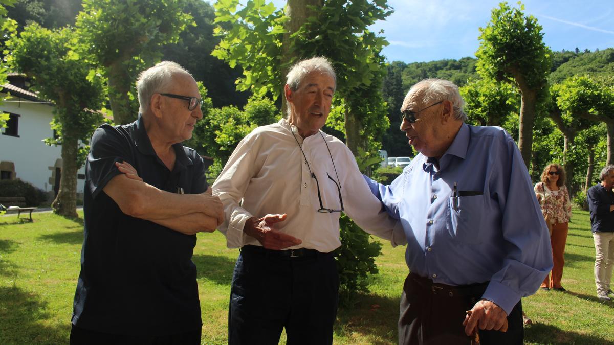 Luis, José Luis y Ángel en su reencuentro este sábado en el mismo lugar donde el 28 de julio de 1960 iniciaron su travesía a Roma en bicicleta.
