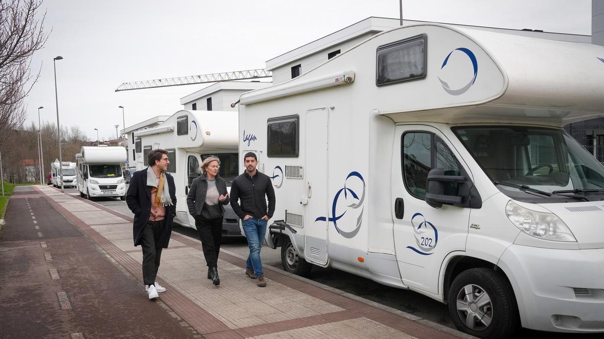 Los ediles jeltzales pasean junto a varias autocaravanas.