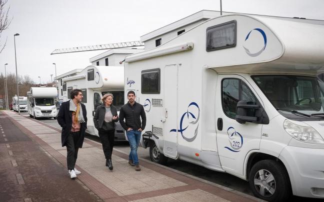 Los ediles jeltzales pasean junto a varias autocaravanas.