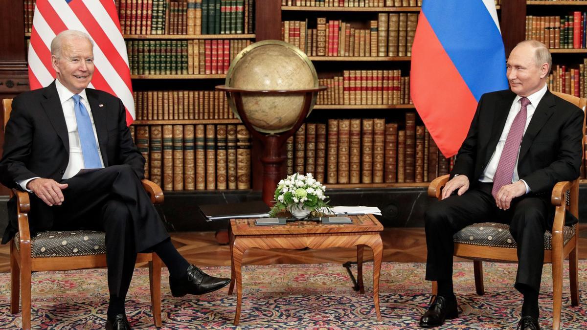 El presidente estadounidense Joe Biden (i) junto al presidente ruso Vladimir Putin (d) en Ginebra, Suiza, en una imagen de archivo