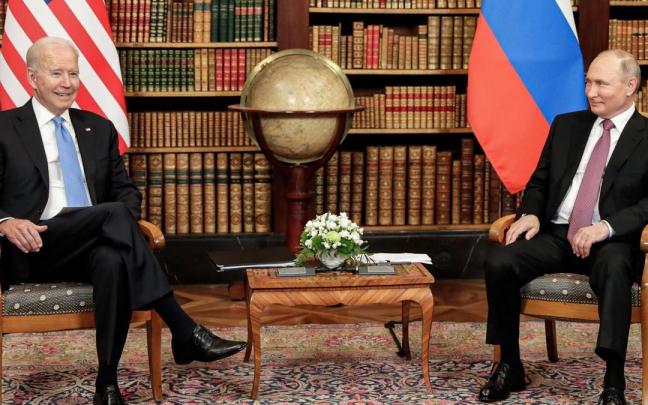 El presidente estadounidense Joe Biden (i) junto al presidente ruso Vladimir Putin (d) en Ginebra, Suiza, en una imagen de archivo El presidente estadounidense Joe Biden (i) junto al presidente ruso Vladimir Putin (d) en Ginebra, Suiza, en una imagen de archivo