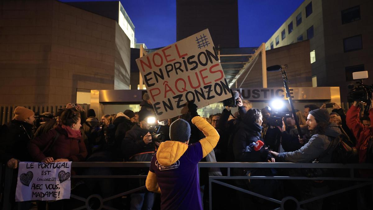 Una persona sujeta ante el juzgado de Aviñón una pancarta en la que se puede leer