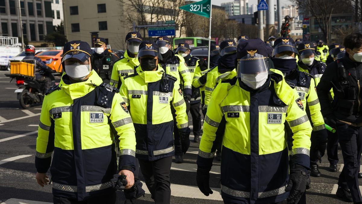 Imagen de archivo de un grupo de agentes de la Policía de Corea del Sur en Seúl.