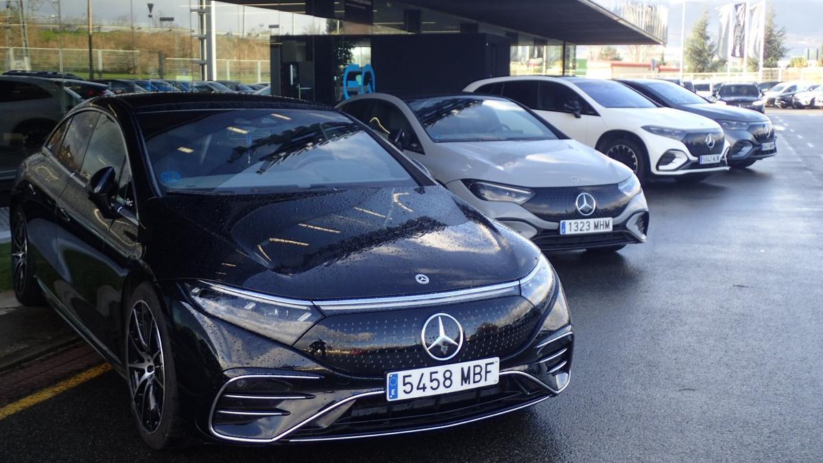 Exposición de coches de Mercedes en un concesionario.