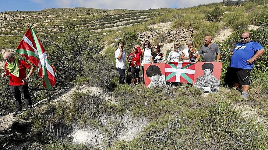 El alcalde de Tolosa acompañó a los familiares y amigos de las víctimas hasta el paraje alicantino. | FOTO: EFE
