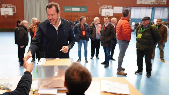 El ministro de Transportes y Movilidad Sostenible, Óscar Puente, ejerce su derecho al voto, a 15 de marzo de 2026, en Valladolid