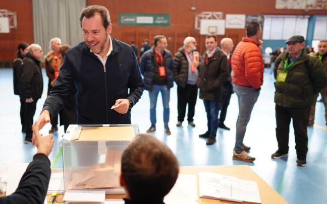 El ministro de Transportes y Movilidad Sostenible, Óscar Puente, ejerce su derecho al voto, a 15 de marzo de 2026, en Valladolid
