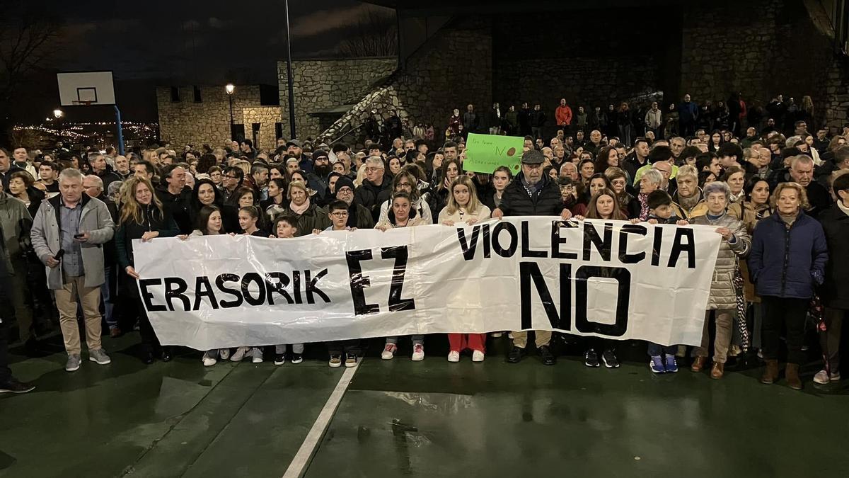 Imagen de archivo de una concentración en diciembre de 2025 en la plaza de Zintururi de Etxebarri