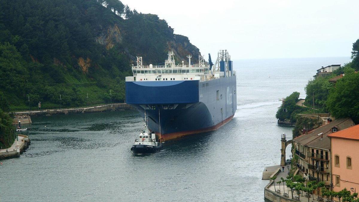 Un buque mercante accede al Puerto de Pasaia.