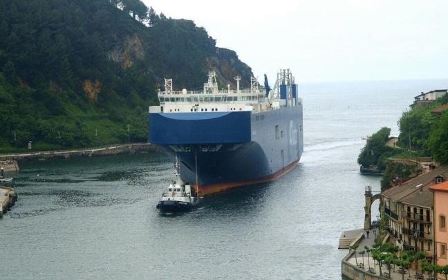 Un buque mercante accede al Puerto de Pasaia. Un buque mercante accede al Puerto de Pasaia.