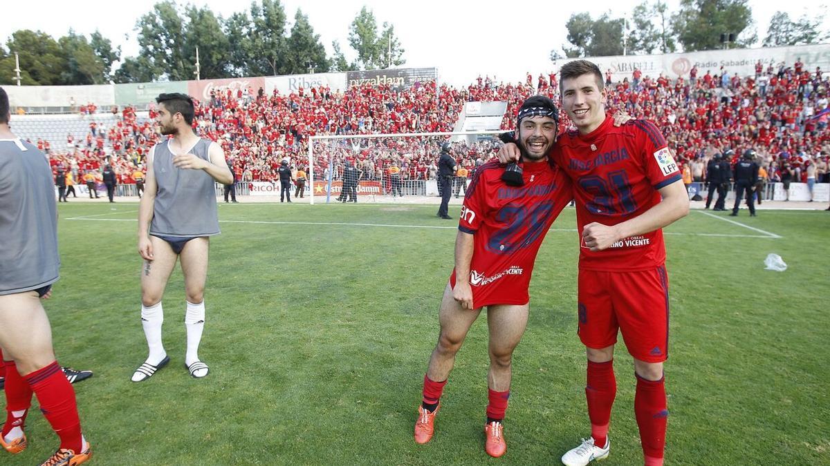 David García, celebran la permanencia en Segunda de Osasuna en 2015 junto a Jose García.