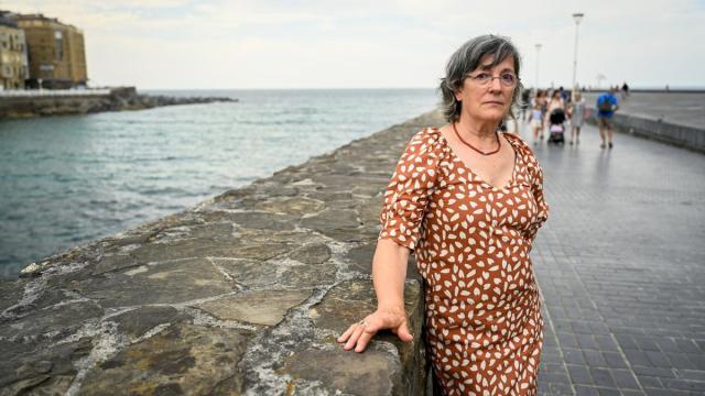 Lurdes Auzmendi, en el paseo de la Zurriola de Donostia tras la entrevista con este diario.