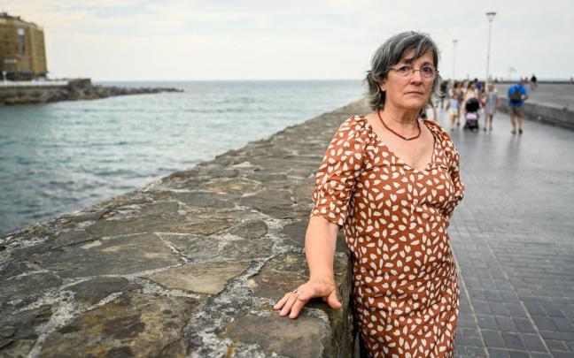 Lurdes Auzmendi, en el paseo de la Zurriola de Donostia tras la entrevista con este diario.