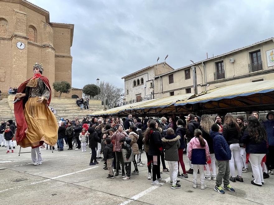 Los carcareses bailando al son de la txaranga en el inicio festivo