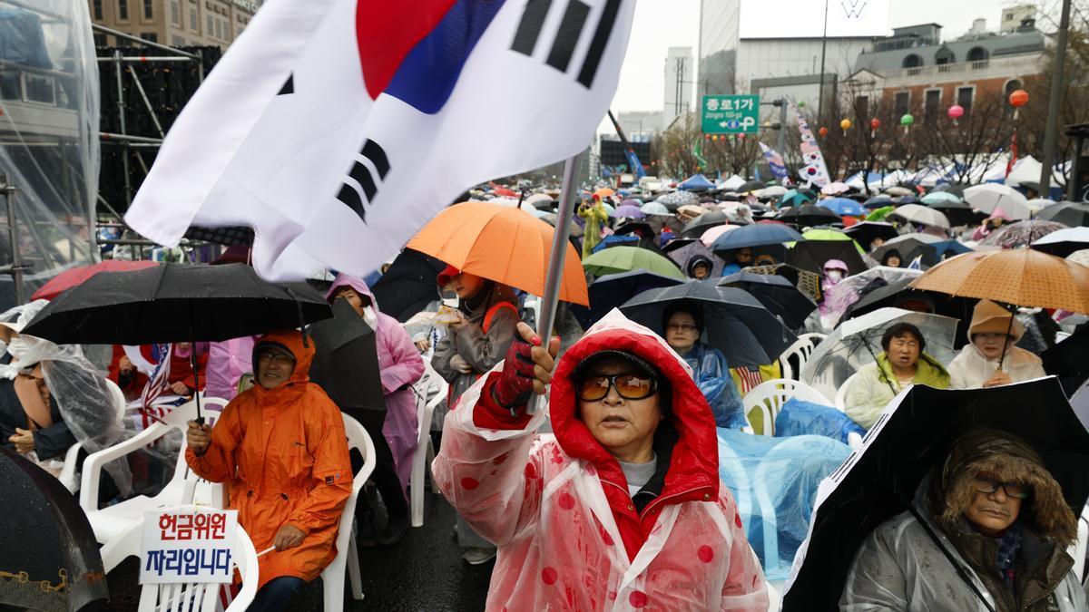 Unas 18.000 personas protestan en Corea del Sur contra la destitución de Yoon