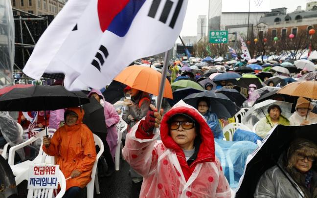 Unas 18.000 personas protestan en Corea del Sur contra la destitución de Yoon / EFE Unas 18.000 personas protestan en Corea del Sur contra la destitución de Yoon