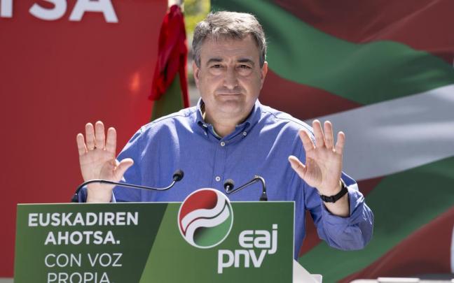 Esteban ha defendido que "lo más útil" es votar un partido que defiende Euskadi "con equilibrio, sin estridencias, sabiendo hacer acuerdos, como el PNV".