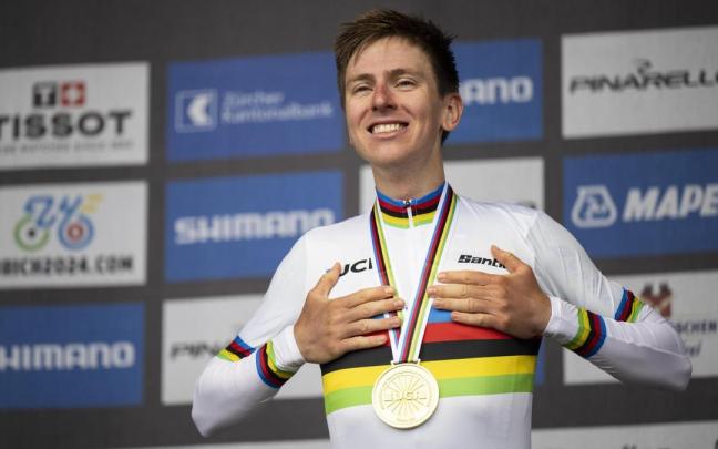 Tadej Pogacar celebra la victoria en el Mundial.