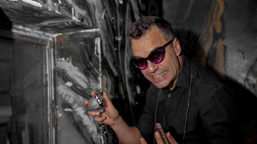 BB Harper, un artista que ofrece un espectáculo en solitario basado en la armónica blues.