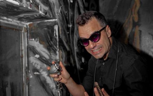 BB Harper, un artista que ofrece un espectáculo en solitario basado en la armónica blues.