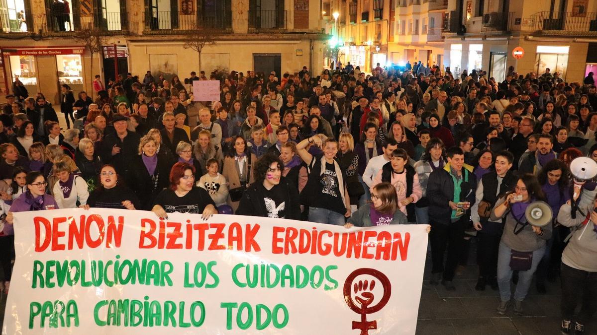 La manifestación de la Coordinadora Feminista a su llegada a la plaza de Los Fueros de Tudela.