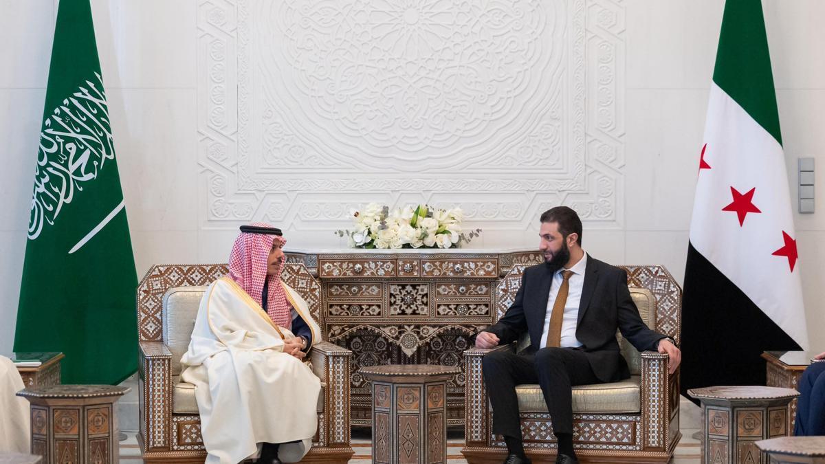 Ahmed al Sharaa visita al príncipe heredero saudí, Mohamed bin Salmán